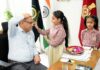 अधिकारियों की कलाई पर सजा रक्षा सूत्र, विद्यार्थियों ने दिया भाईचारे और सम्मान का संदेश