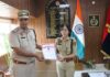 उत्कृष्ट कार्य करने वाले पुलिसकर्मियों का एस.पी. ने बढ़ाया हौसला, प्रशंसा पत्र देकर किया सम्मानित